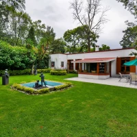 Santa Catarina-Fachada con jardín