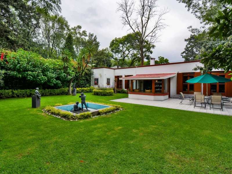 Santa Catarina-Fachada con jardín